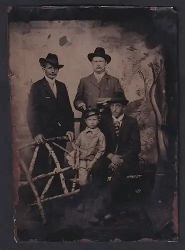 Fotografie Ferrotypie drei Herren mit jungem Knaben in Anzügen posieren im Atelier