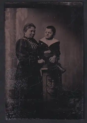 Fotografie Ferrotypie Mutter mit ihren Sohn im Anzug posierend im Atelier