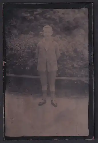 Fotografie Ferrotypie junger Knabe mit kurzer Hose posiert im Garten