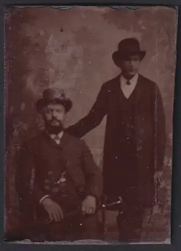 Fotografie Ferrotypie zwei Herren in Anzügen mit Melone und Sonneschirm
