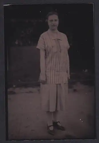 Fotografie Ferrotypie Frau mit Rock und karierter Bluse