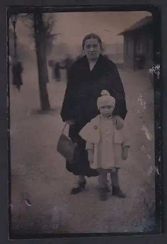 Fotografie Ferrotypie Mutter im Wintermantel mit Tochter im Winterkleid und Bommelmütze