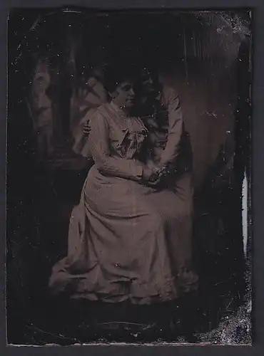 Fotografie Ferrotypie Mutter und Tochter in hellen Kleidern posieren im Atelier
