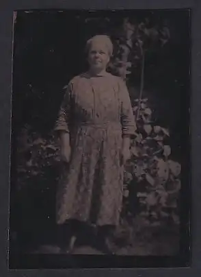 Fotografie Ferrotypie Frau im Blümchenkleid stehen im Garten