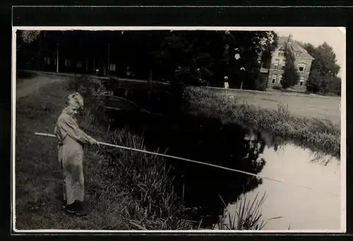 Foto-AK Dedemsvaart, Knabe beim Angeln