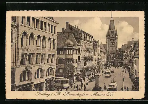 AK Freiburg i. B., Belebte Kaiserstrasse mit Martinstor