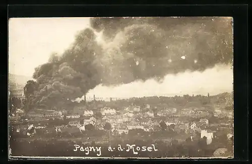 AK Pagny /Mosel, Brennendes Gebäude