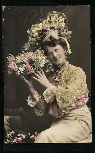 AK Frau mit einem Korb voller Blumen und einem extravaganten Hut