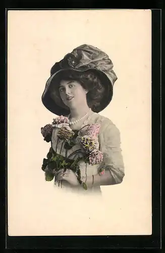 Präge-AK Frau steht im hellen Kleid mit Hut und Blumen in der Hand