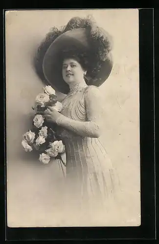 AK Frau im Kleid mit Rosen in der Hand und grossem Hut lehnt an der Wand