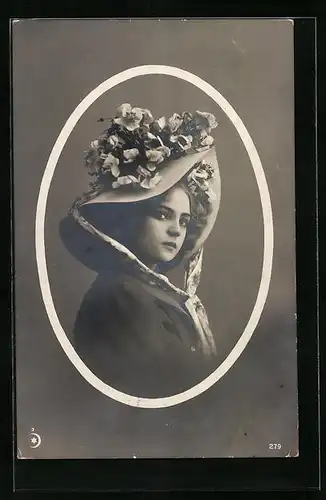 AK Junge Dame seitlich portraitiert mit einem Blumen verzierten Hut