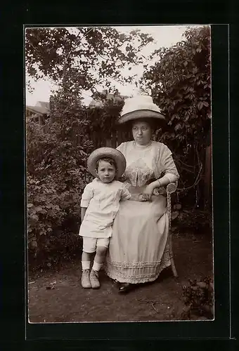 AK Mutter und Sohn im Garten, beide mit Hut
