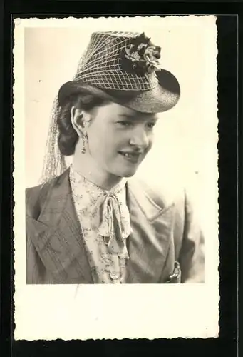 AK Portrait einer Dame mit Blume am Hut