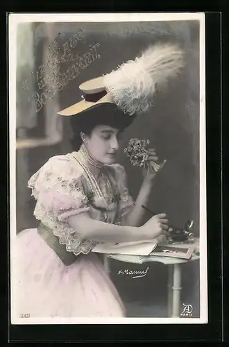 AK Frau schreibt einen Brief, im rosafarbenen Kleid mit Hut