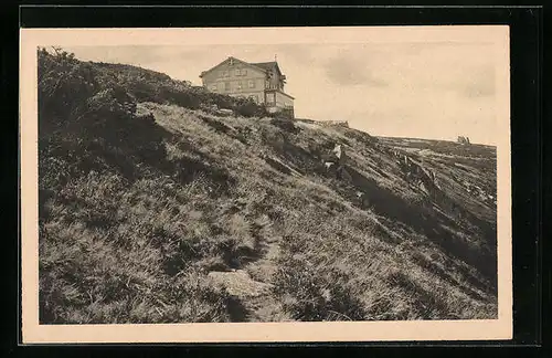 AK Prinz Heinrich-Baude im Riesengebirge, auf dem Hang neben der Baude