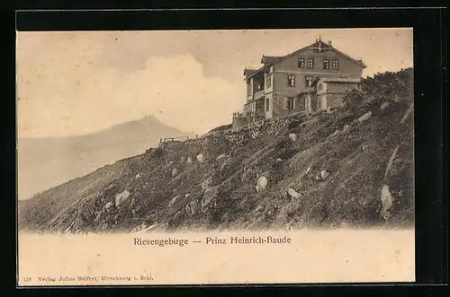 AK Prinz Heinrich-Baude im Riesengebirge, Ansicht vom felsigen Hang aus