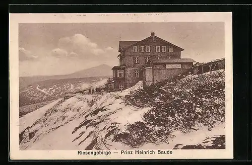 AK Prinz Heinrich-Baude im Riesengebirge, am eingeschneiten Hang, Blick zur Schneekoppe