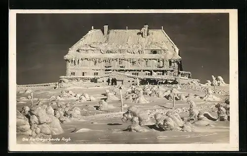 AK Reifträgerbaude im Riesengebirge, die vollkommen mit Schnee und Eis bedeckte Baude