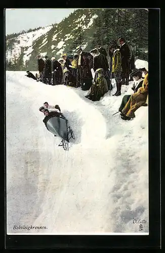 AK Bobsleighrennen, Zuschauer neben der Piste, der Schlitten rast vorbei