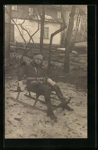 AK Frau im Garten auf ihrem Schlitten im Winter