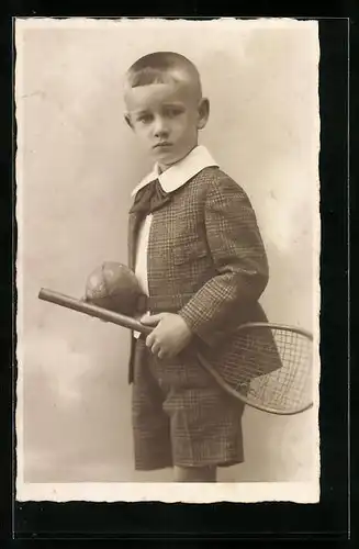 AK Junge im Portrait mit einem Tennisschläger in der Hand