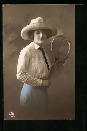 AK Junge Dame im blauen Rock mit einem Tennisschläger