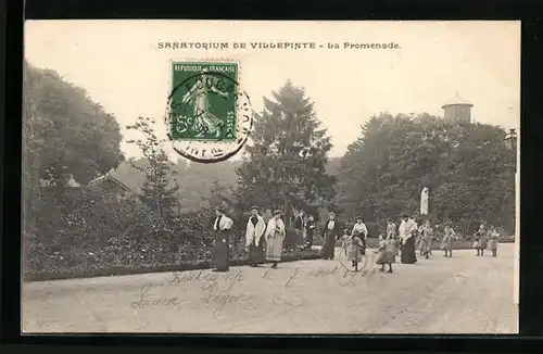 AK Villepinte, Sanatorium, Passanten auf der Promenade