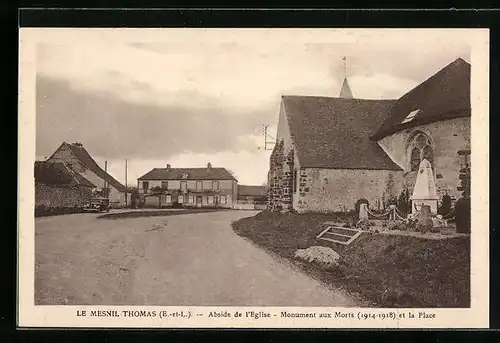 AK Le Mesnil-Thomas, Abside de l`Eglise, Monument aux Morts 1914-18 et la Place