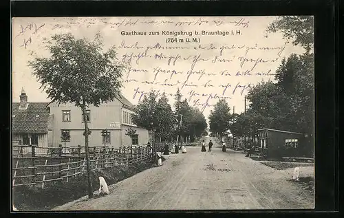 AK Braunlage i. H., Gasthaus zum Königskrug, Pasanten auf der Strasse