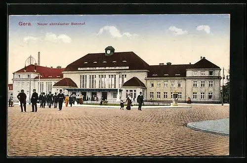 AK Gera, Neuer sächsischer Bahnhof, Passanten auf dem Vorplatz