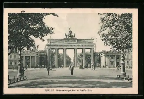 AK Berlin, Brandenburger Tor und Pariser Platz