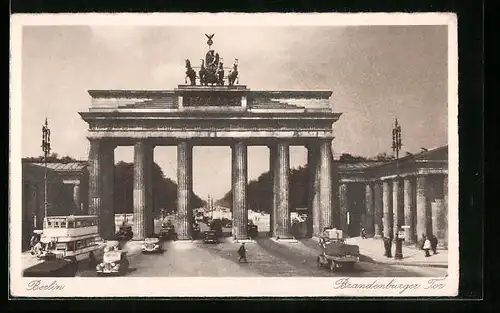 AK Berlin, Brandenburger Tor mit Strassenverkehr