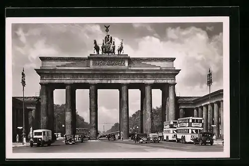 AK Berlin, Brandenburger Tor mit Strassenverkehr