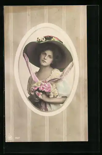 Foto-AK NPG Nr. 1637: bildschönes Fräulein mit grossem Hut und Blumen in den Händen