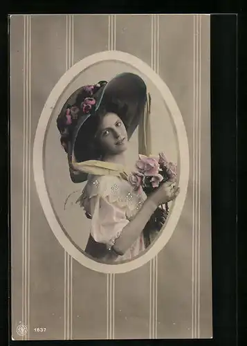 Foto-AK NPG Nr. 1637: bildschönes Fräulein mit grossem Hut und Blumen in den Händen
