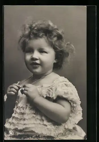 Foto-AK NPG Nr. 1335: süsses kleines Mädchen spielt mit ihrer Halskette