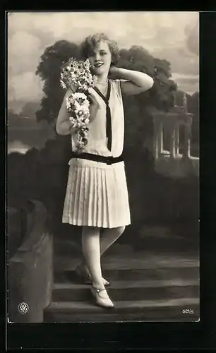 Foto-AK NPG Nr. 621 /5: hübsche Frau mit Blumen auf einer Treppe stehend