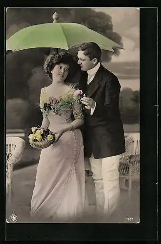 Foto-AK NPG Nr. 1807: Mann schenkt seiner Liebsten Blumen unter einem Schirm