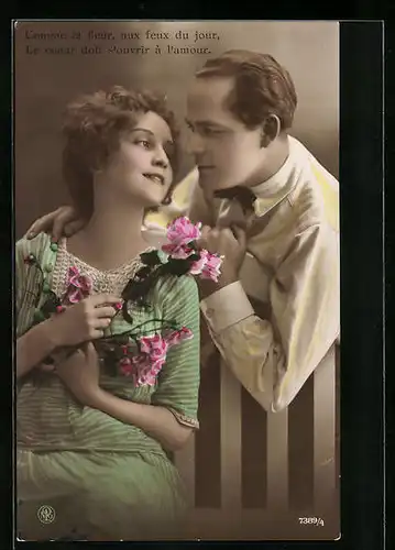 Foto-AK NPG Nr. 7389 /4: verliebter Mann bezirzt seine Liebste mit Blumen