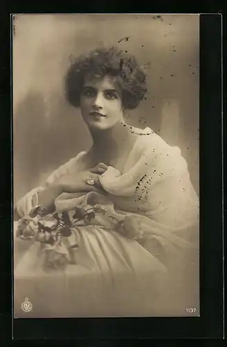 Foto-AK NPG Nr. 1137: bildschöne junge Frau im Seidentuch umhüllt