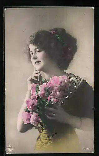 Foto-AK NPG Nr. 2019: Fräulein mit Blumenstrauss