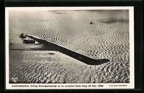 AK Zuiderzeewerken, Aanleg Wieringermeerdijk op de zandplaat Oude Zeug 1928