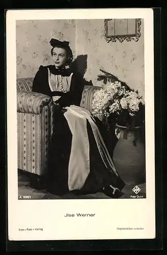 AK Schauspielerin Ilse Werner, im Kostüm in einem Sessel