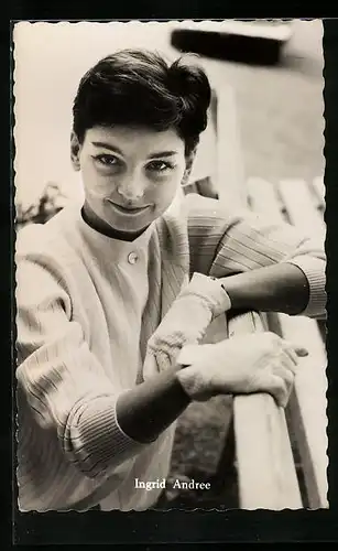 AK Schauspielerin Ingrid Andree, mit weissen Handschuhen an einer Bank