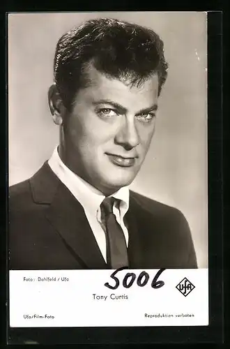 AK Schauspieler Tony Curtis, im Anzug, der Blick in die Kamera gerichtet