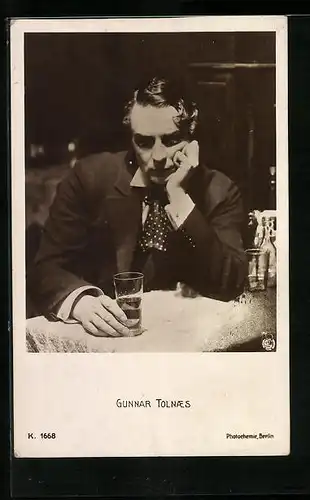 AK Schauspieler Gunnar Tolnaes, sitzend mit einem Glas Wasser