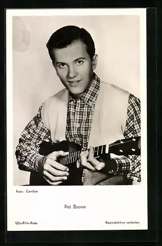 AK Schauspieler Pat Boone, mit einer Gitarre portraitiert