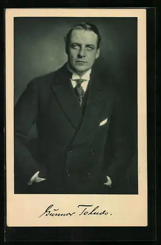 AK Schauspieler Gunnar Tolnaes, stehend im Mantel portraitiert