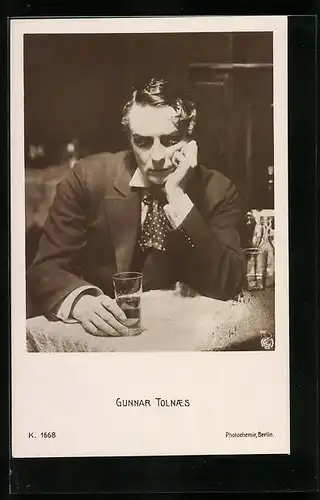 AK Schauspieler Gunnar Tolnaes, nachdenklich mit einem Glas Wasser