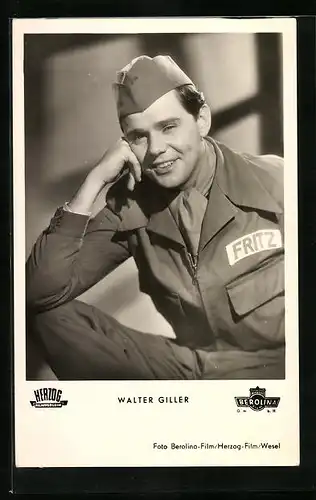 AK Schauspieler Walter Giller, sitzend in seiner Arbeitsmontur